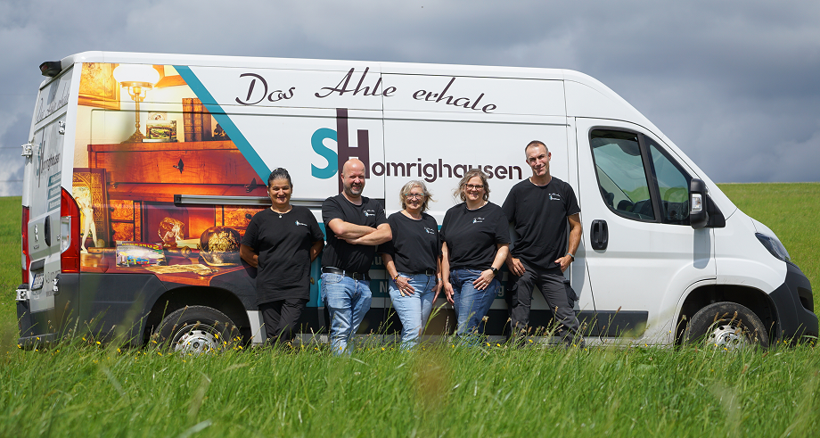 Team von Swen Homrighausen vor dem Firmenfahrzeug für Haushaltsauflösungen und Entrümpelungen in Bad Berleburg, Wittgenstein, Siegerland und Sauerland